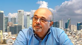 השמאי והמשפטן ארז כהן על רקע תל אביב, צילום: מריו לוי, pixabay